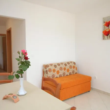 アパート With Parking Space Trget, Rasa - 7687 *