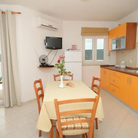 شقة With Parking Space Trget, Rasa - 7687 Trget