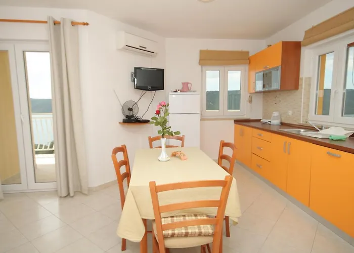 Apartamento With Parking Space Trget, Rasa - 7687 Trget